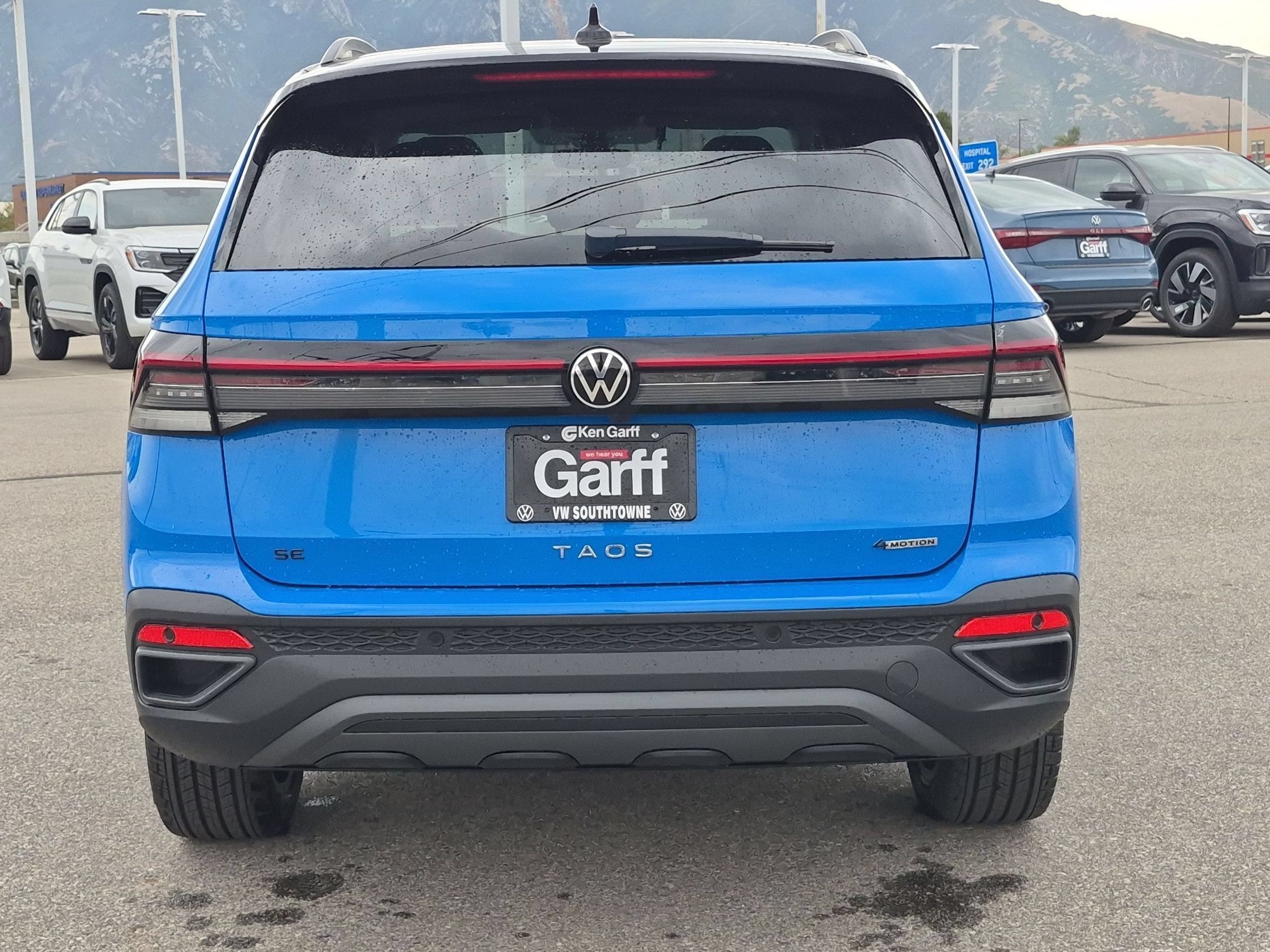 New 2026 Cornflower Blue w/Deep Black Roof Volkswagen SE Black image 4