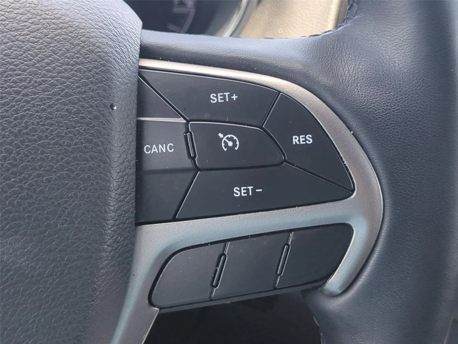 Used 2022 Diamond Black Crystal Pearlcoat Jeep Laredo X image 21