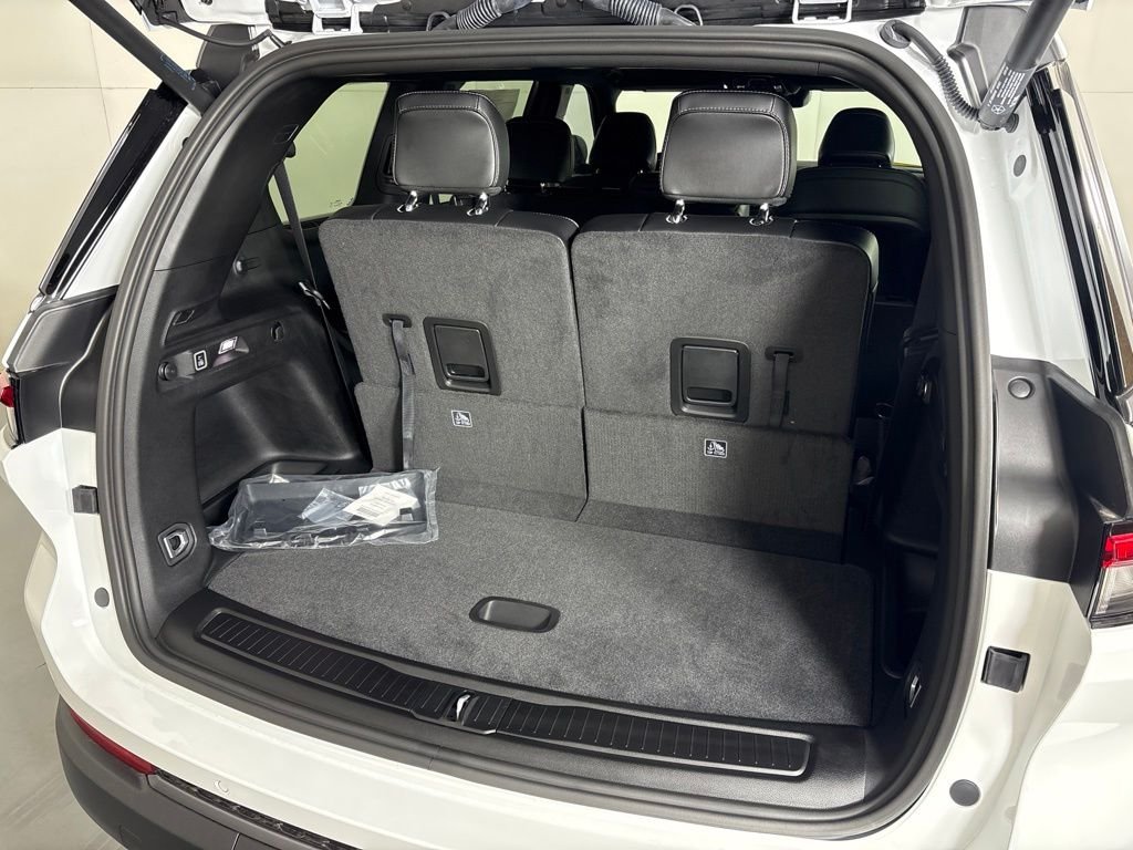 New 2026 Bright White Clear-Coat Exterior Paint Jeep Altitude image 22