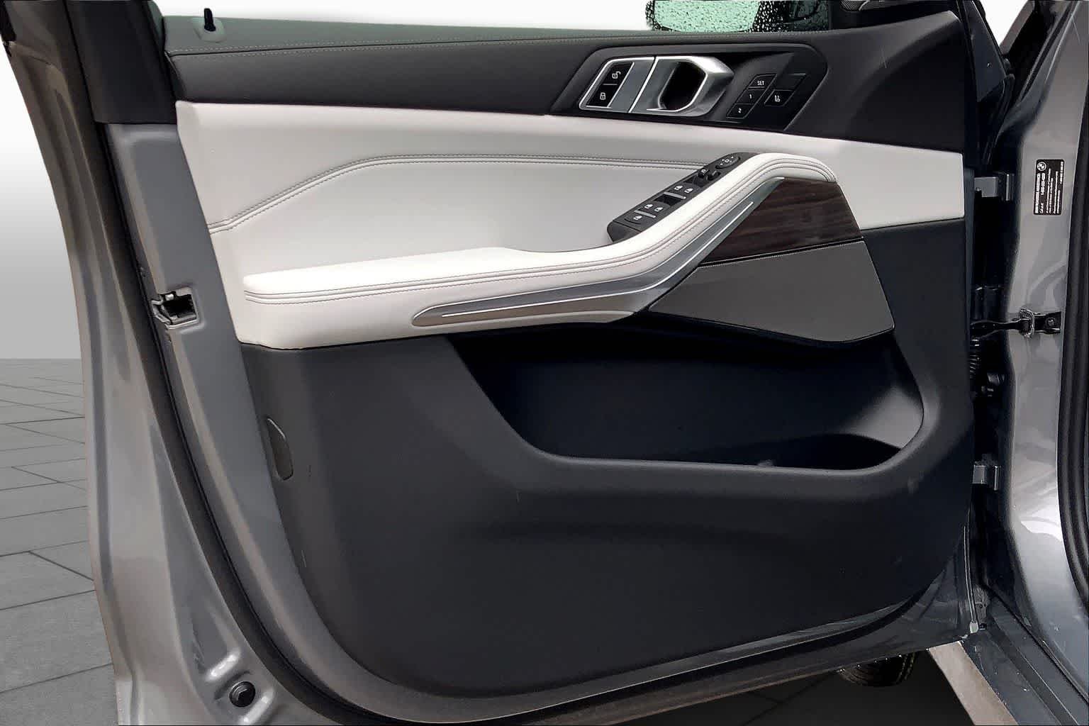 Used 2026 Skyscraper Grey Metallic BMW xDrive40i image 10