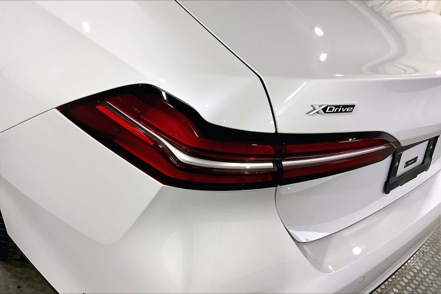 Used 2026 Mineral White Metallic BMW 530i xDrive image 27
