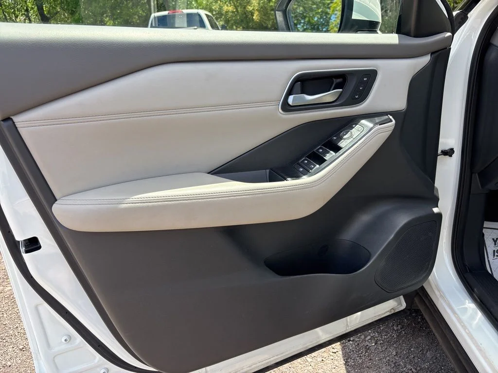 Used 2021 White Nissan SL image 15