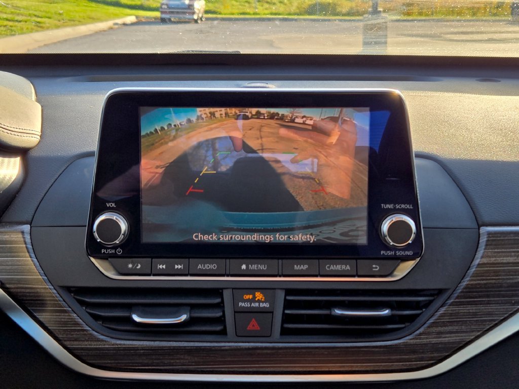 Used 2019 White Nissan 2.5 SL image 22