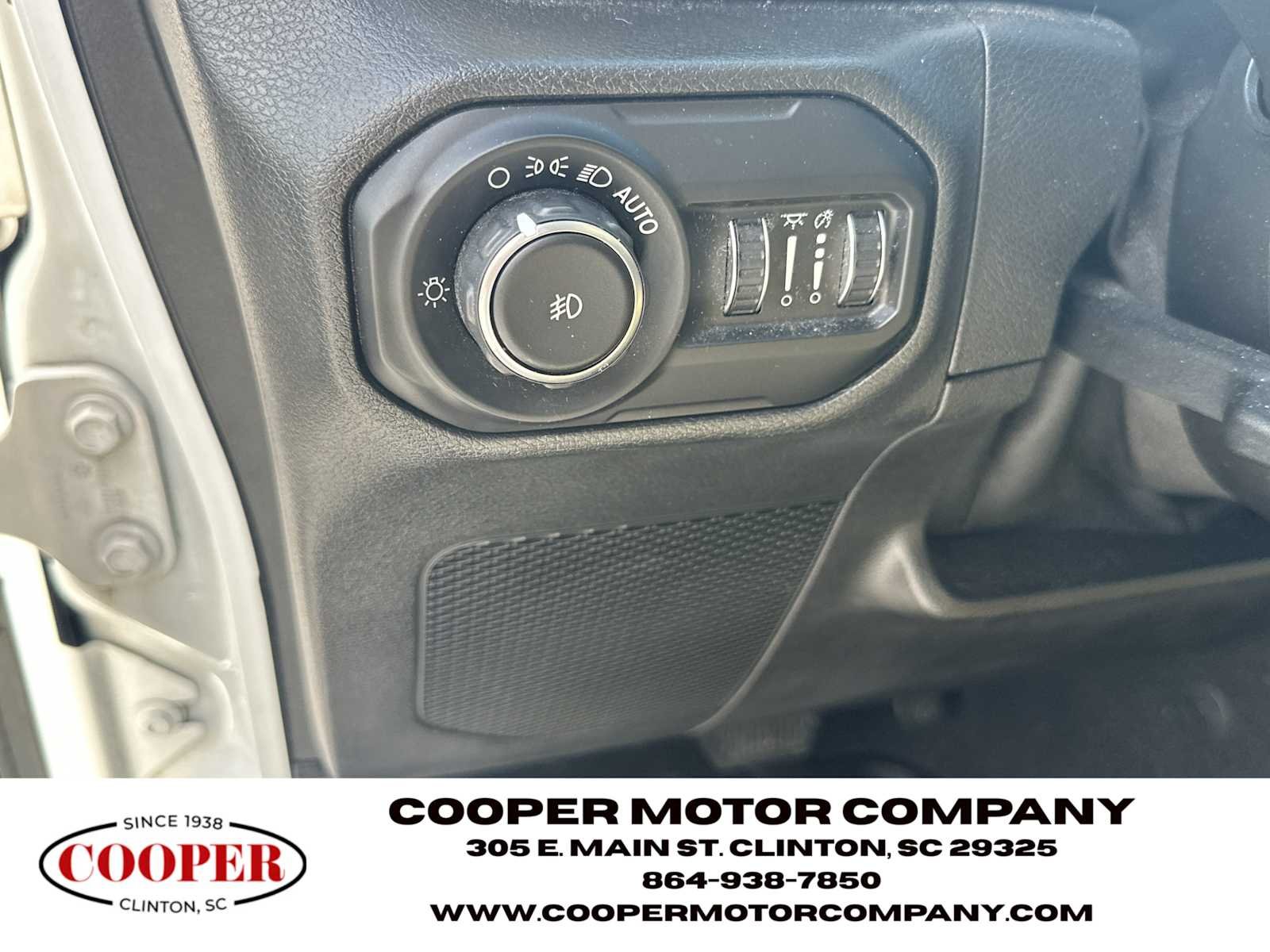Used 2018 Bright White Clearcoat Jeep Sahara image 27
