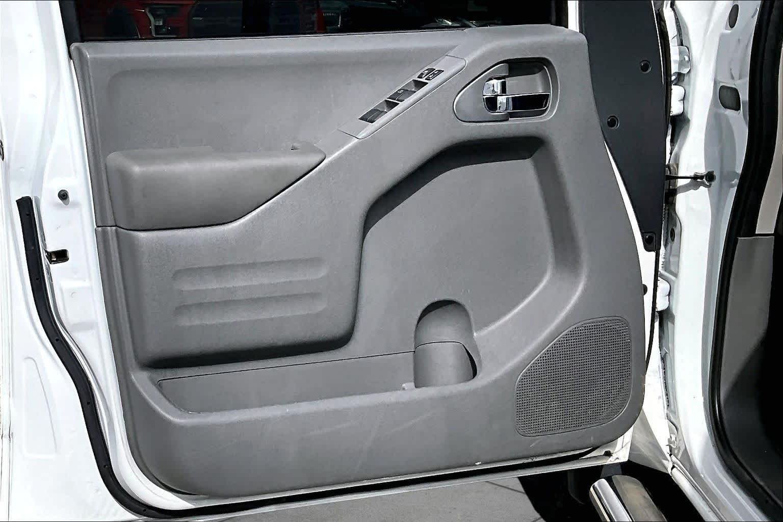 Used 2018 Glacier White Nissan Desert Runner image 25