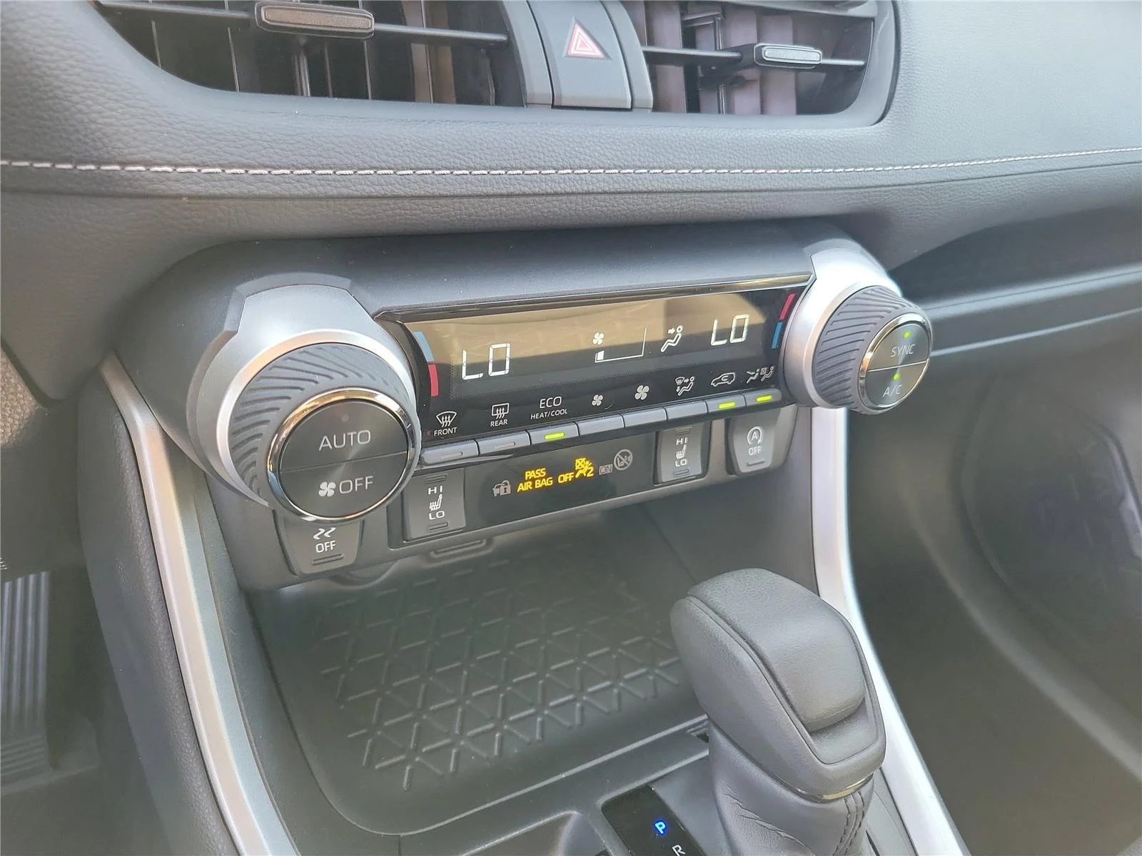 2025 Toyota RAV4 XLE - Photo 22