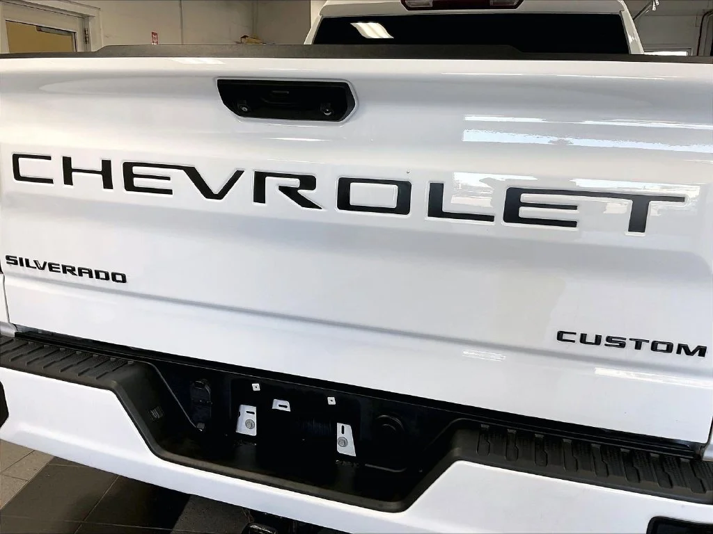 Used 2023 White Chevrolet Custom image 28