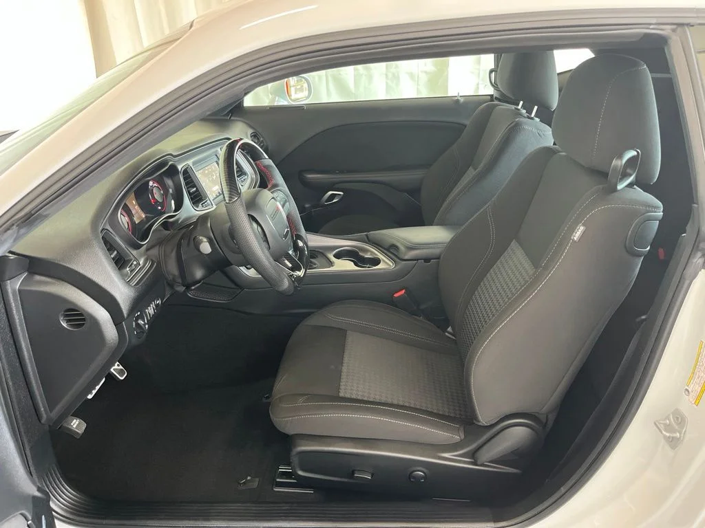 Used 2023 White Dodge SXT image 3