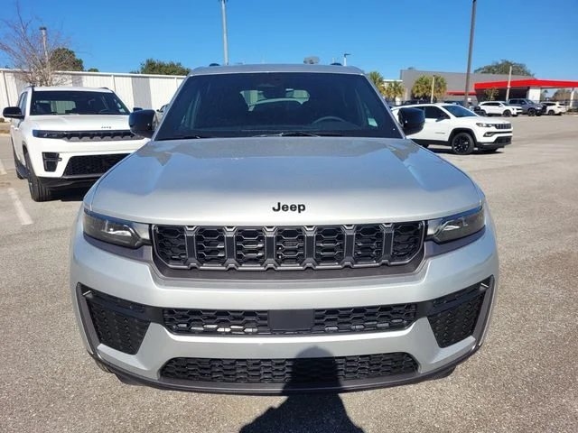 New 2026 Silver Zynith Exterior Paint Jeep Altitude image 18