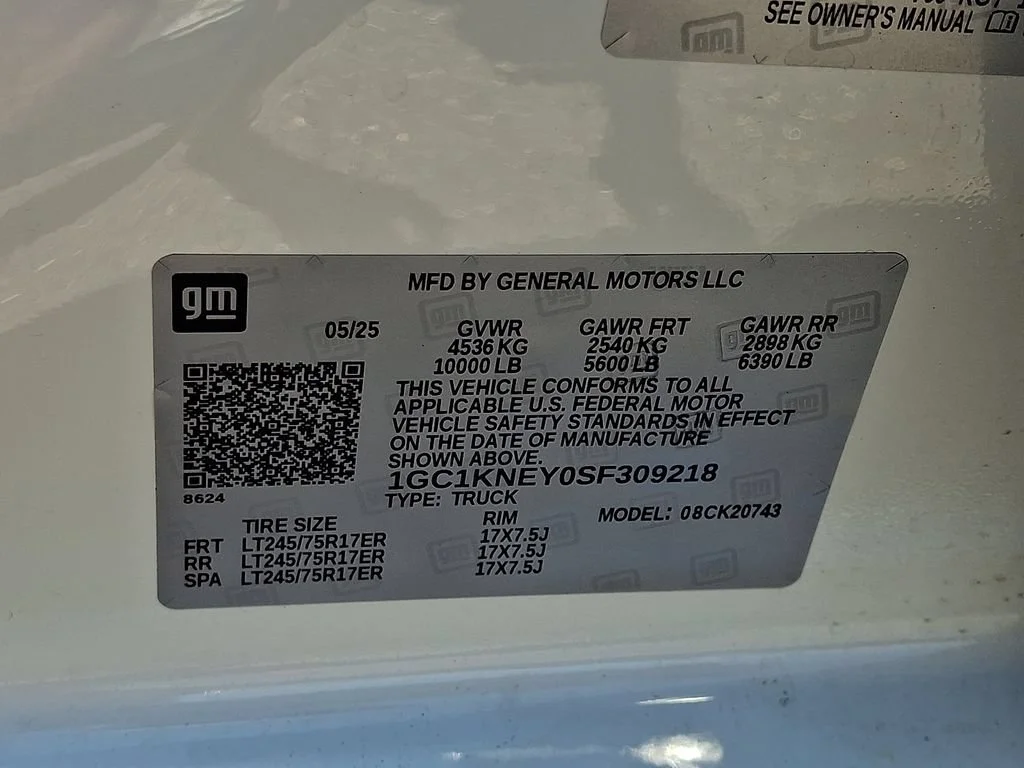 Used 2025 Summit White Chevrolet LT image 28