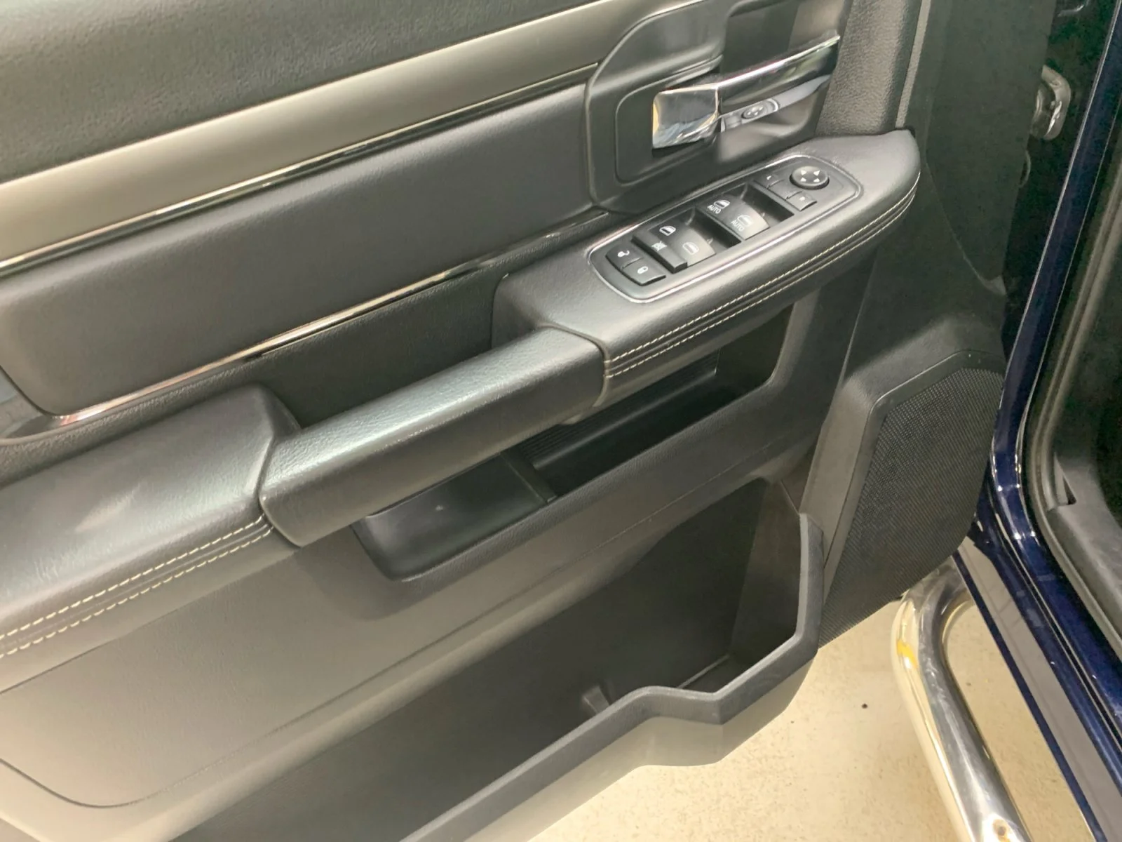Used 2015 Blue Ram Sport image 11