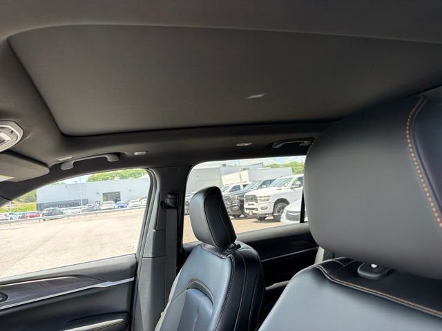 New 2026 Bright White Clear-Coat Exterior Paint Jeep  image 15