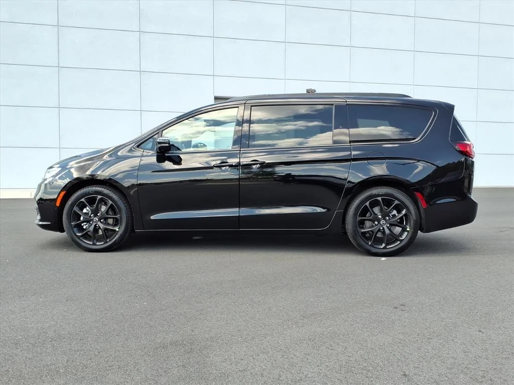 New 2026 Diamond Black Crystal Pearl-Coat Exterior Paint Chrysler Limited image 19