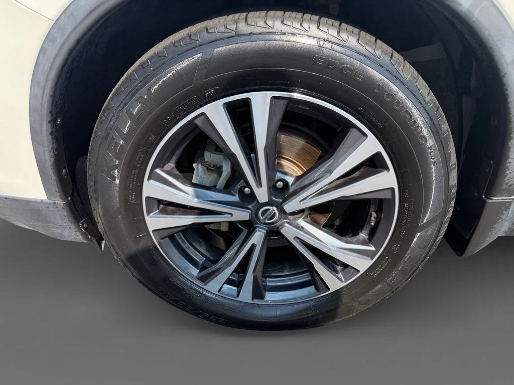 Used 2018 White Nissan SL image 15