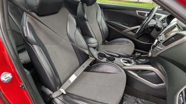 2015 Hyundai Veloster Base - Photo 29