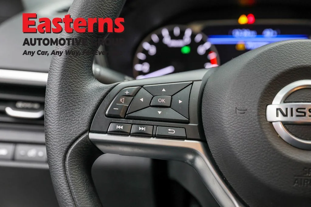 Used 2022 Silver Nissan 2.5 SV image 15