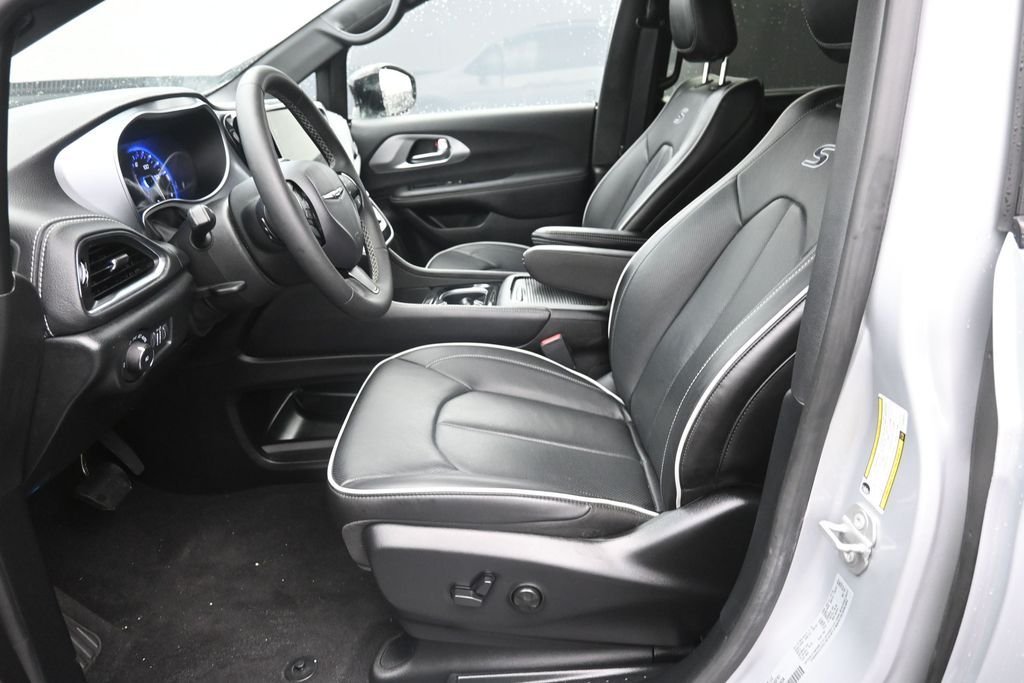 Used 2026 Silver Chrysler Limited image 21