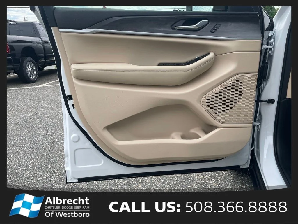 New 2025 Bright White Clear-Coat Exterior Paint Jeep Limited image 11