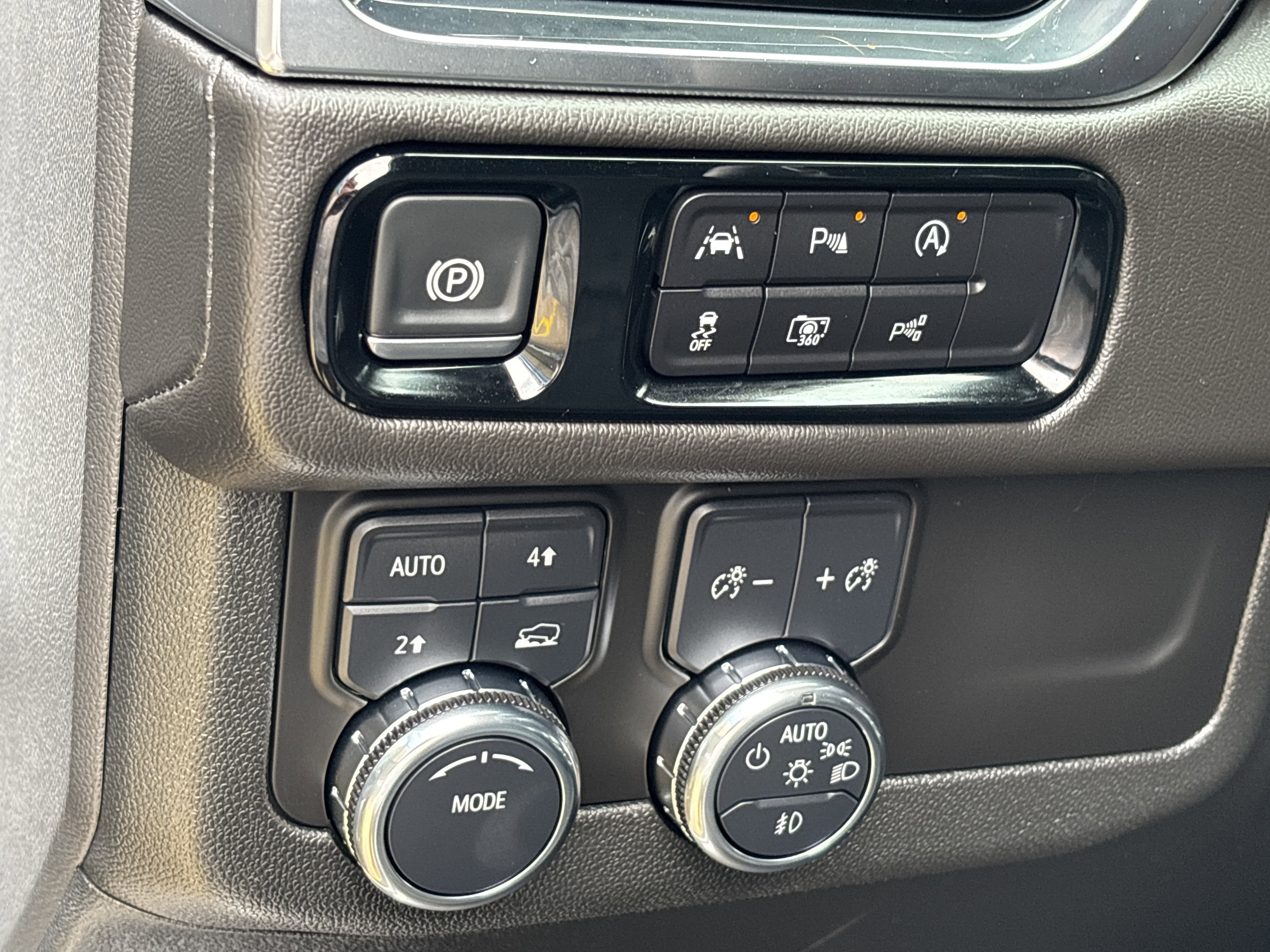 Used 2025 Summit White GMC Denali image 28