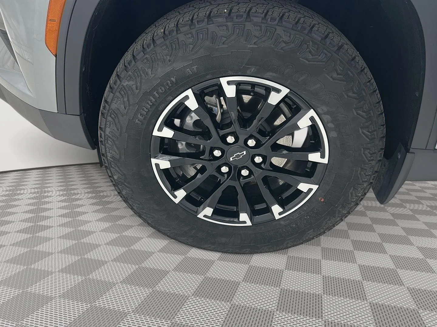 Used 2025 Sterling Gray Metallic Chevrolet Z71 image 28