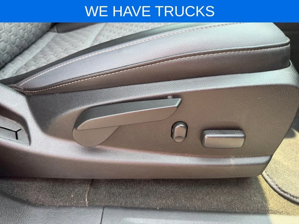 Used 2017 White Chevrolet Z71 image 33