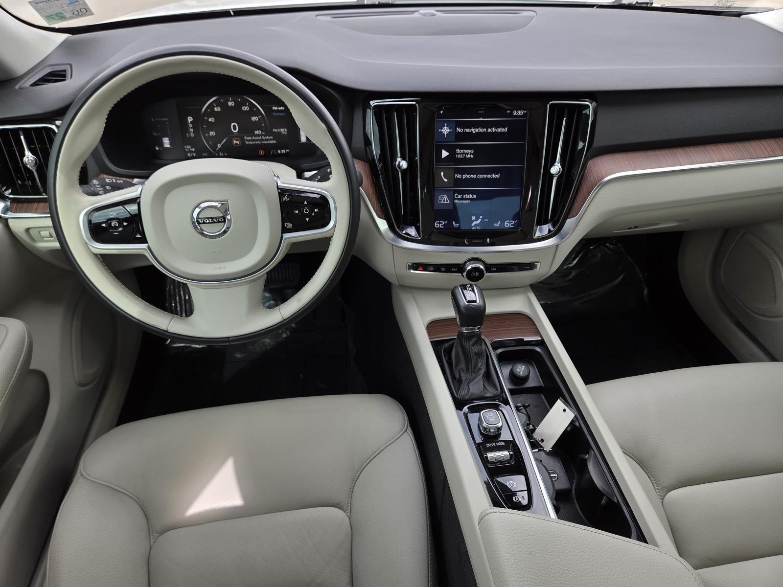 Used 2019 Crystal White Pearl Metallic Volvo Momentum image 15