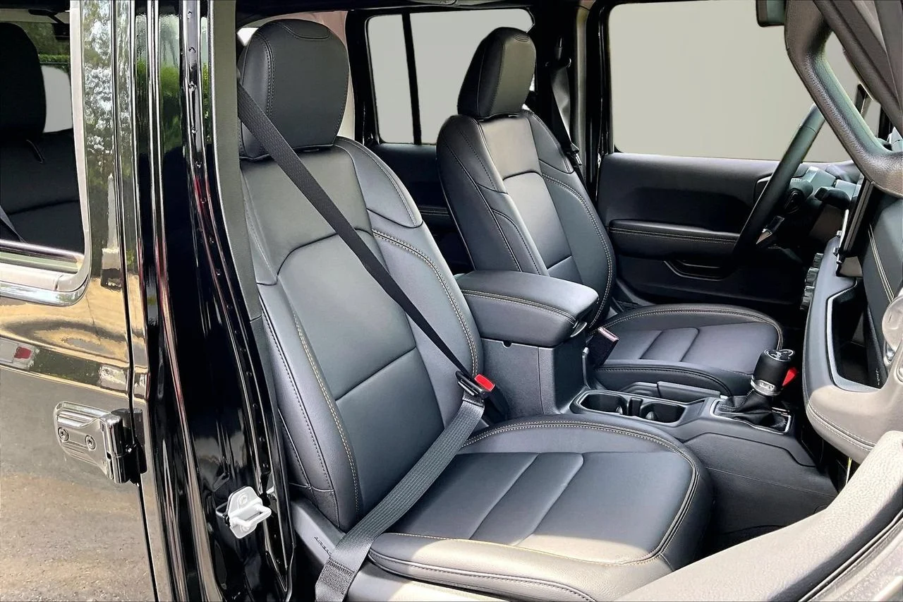 New 2026 Black Clear-Coat Exterior Paint Jeep Sahara image 21