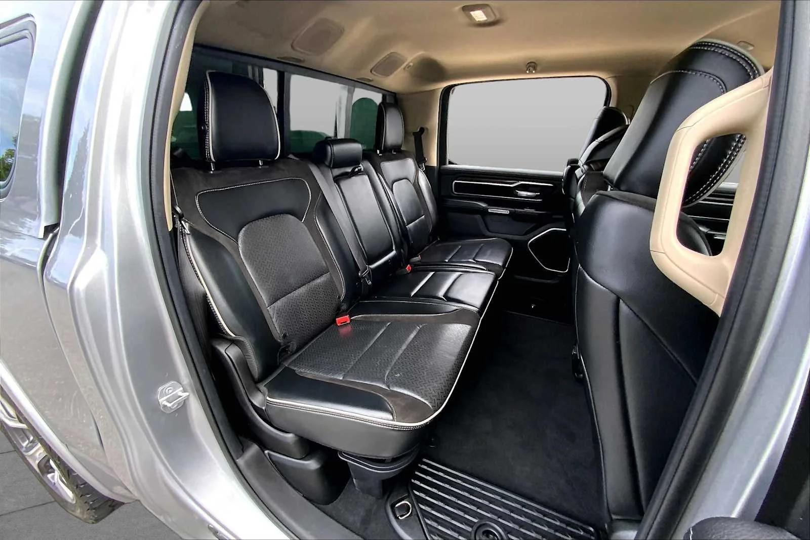Used 2019 Billet Silver Metallic Clearcoat Ram Laramie image 18