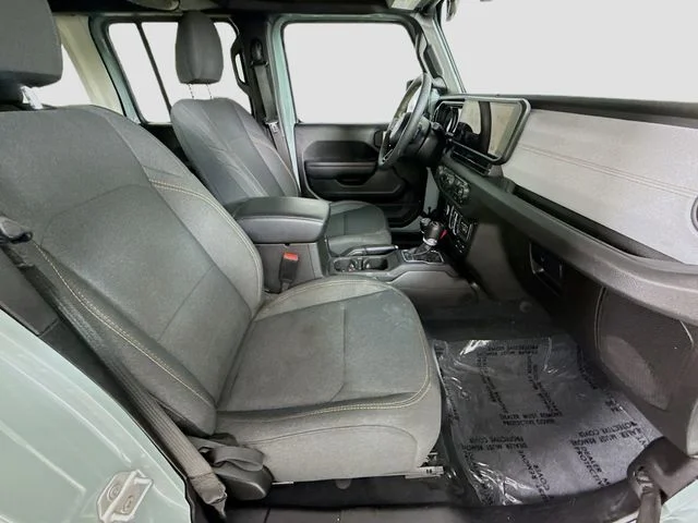 Used 2024  Jeep Sport S image 27
