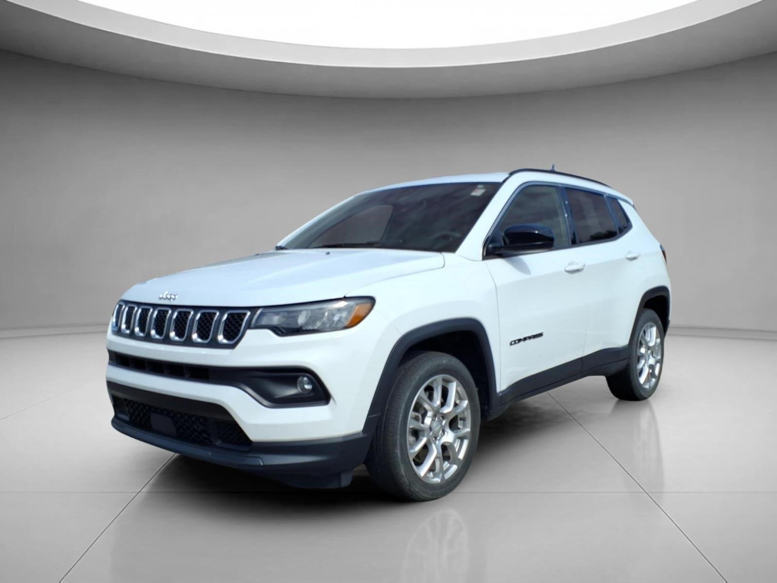 Used 2024 Bright White Clearcoat Jeep Latitude Lux image 1