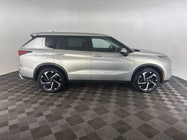 Used 2023  Mitsubishi SE image 4
