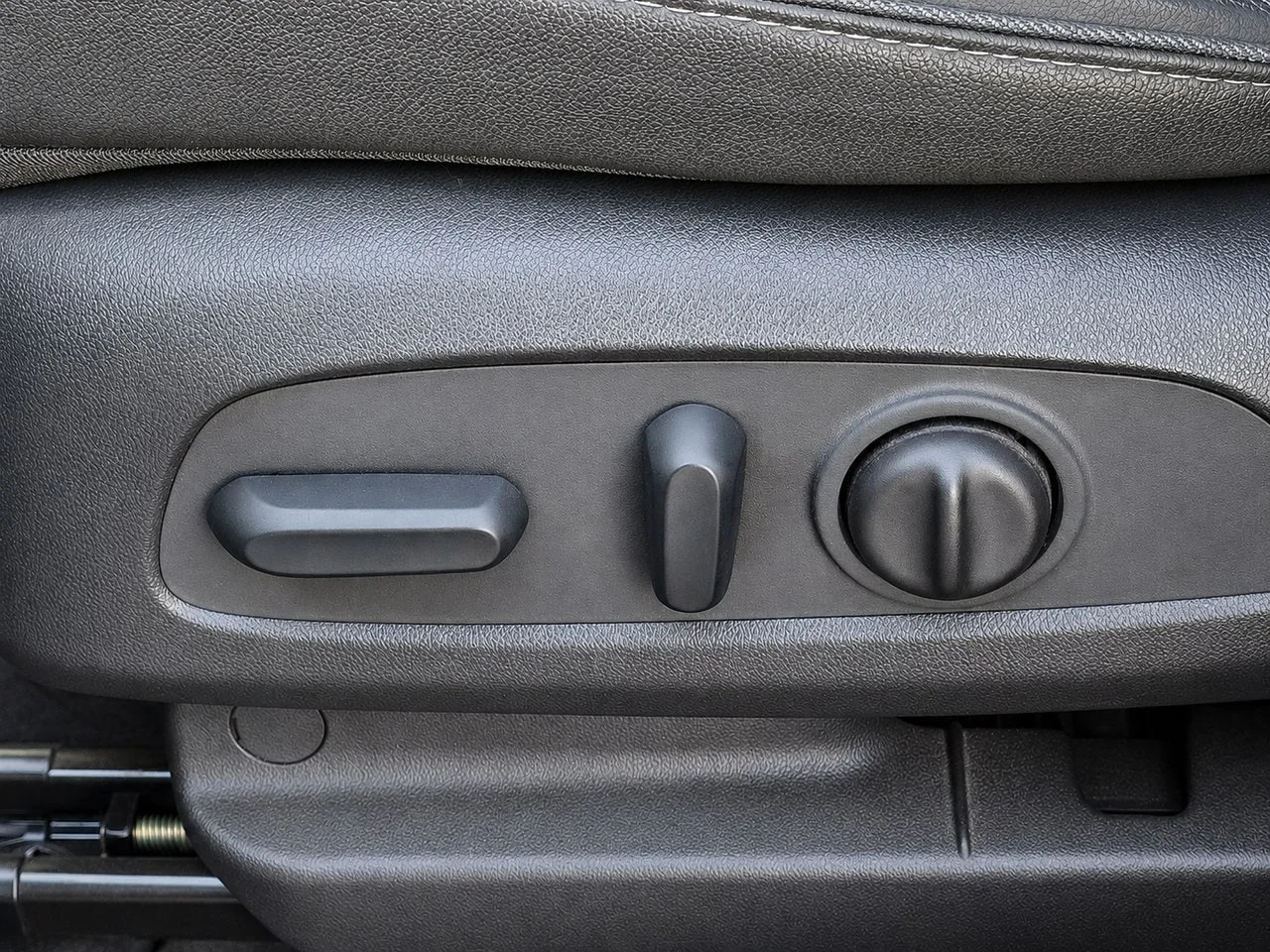 Used 2023 Moonstone Gray Metallic Buick Select image 14