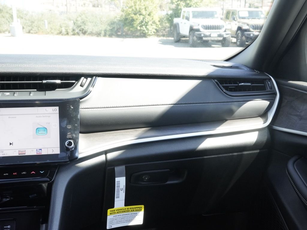 New 2026 Diamond Black Crystal Pearl-Coat Exterior Paint Jeep Laredo Altitude image 25