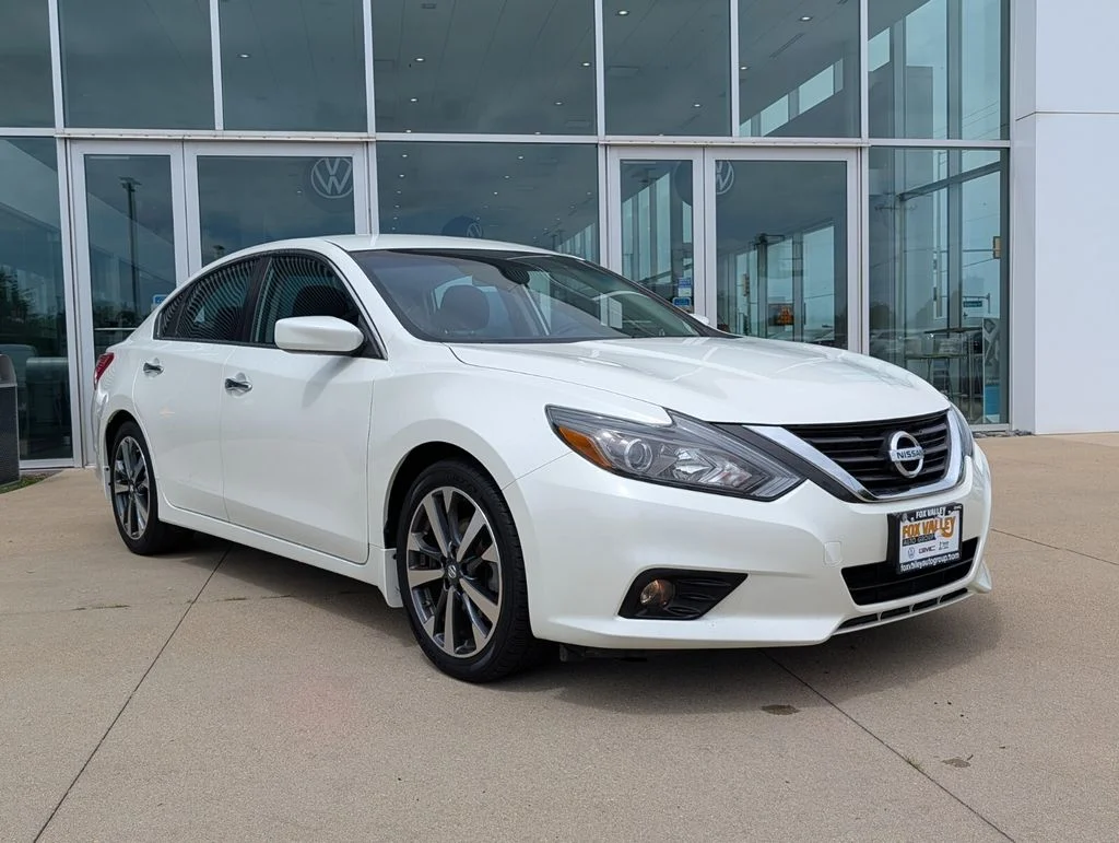 Used 2016 Nissan Altima SR with VIN 1N4AL3AP2GC278681 for sale in Crystal Lake, IL