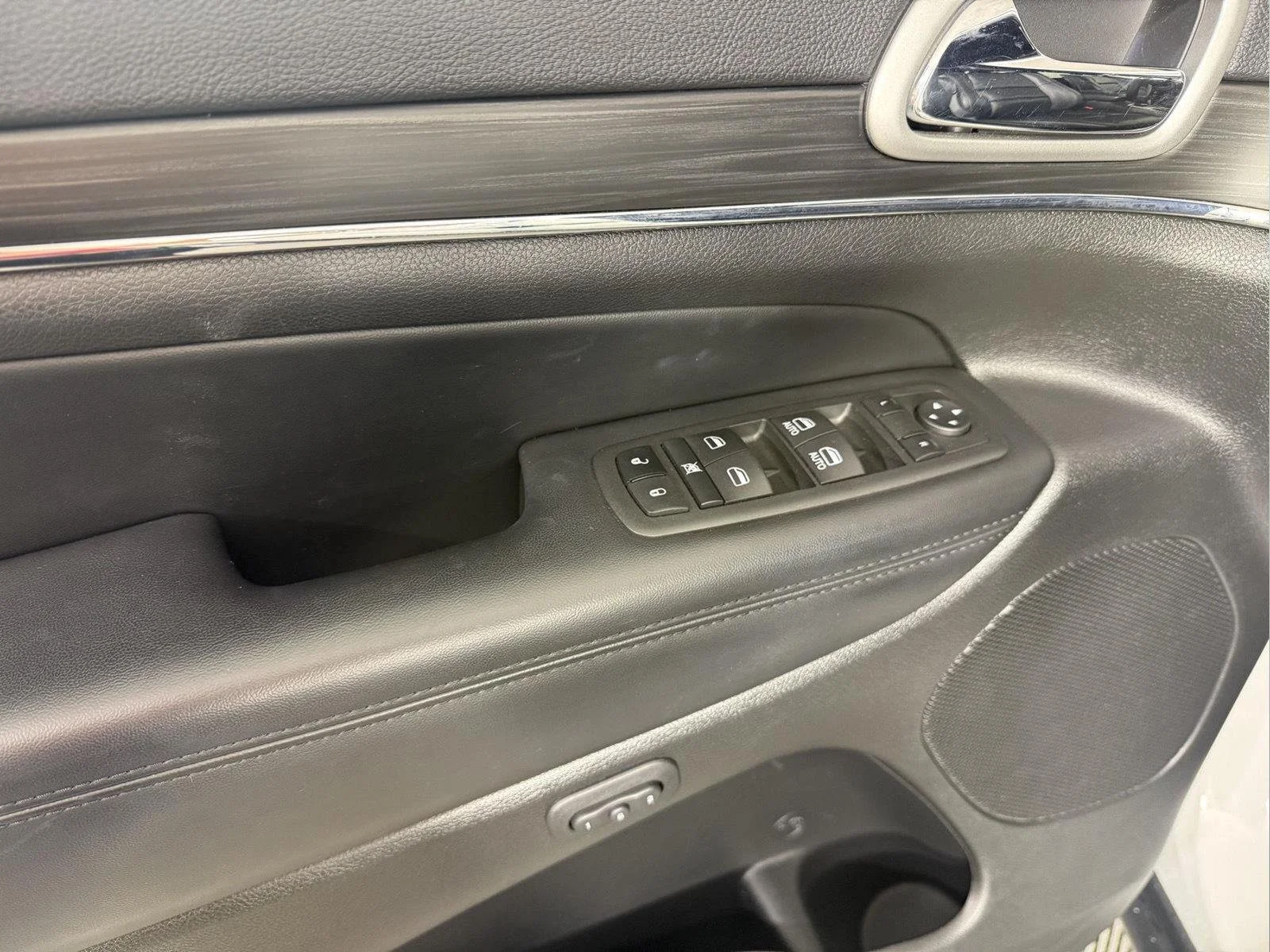 Used 2022 Bright White Clearcoat Jeep Limited image 9