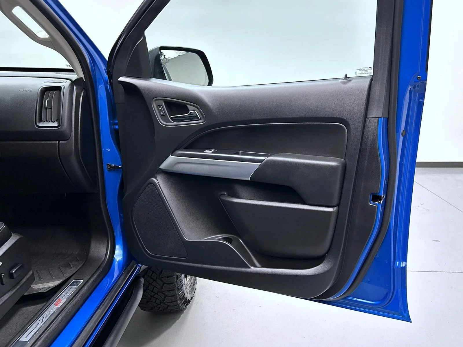 Used 2022 Blue Chevrolet ZR2 image 16