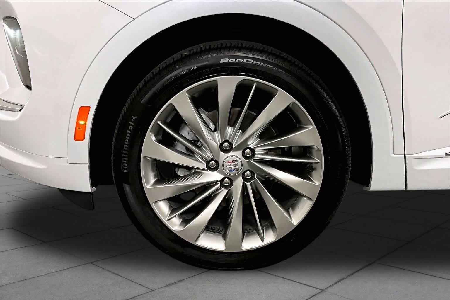 Used 2025 Iridescent White Tricoat Buick Avenir image 11