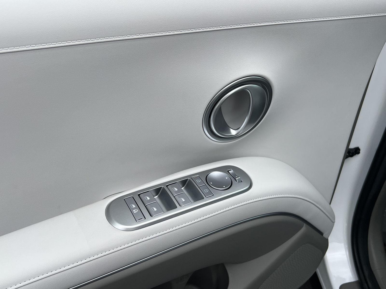 New 2027 Creamy White Pearl Hyundai SEL 7P image 31