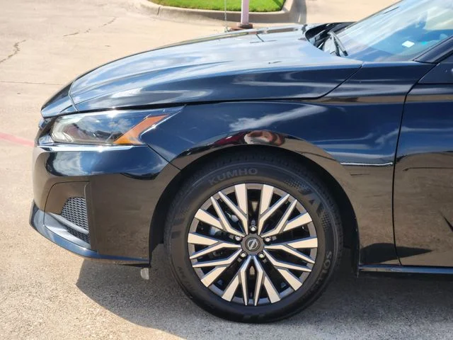 Used 2025 Super Black Clearcoat Nissan 2.5 SV image 8