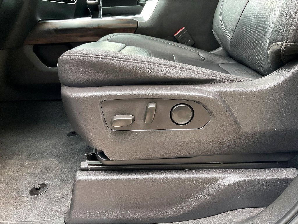 Used 2023 White GMC SLT image 27