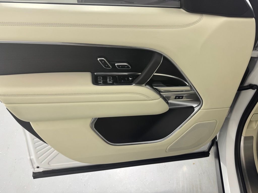 Certified Used 2023 Ostuni White Pearl Land Rover SE image 11