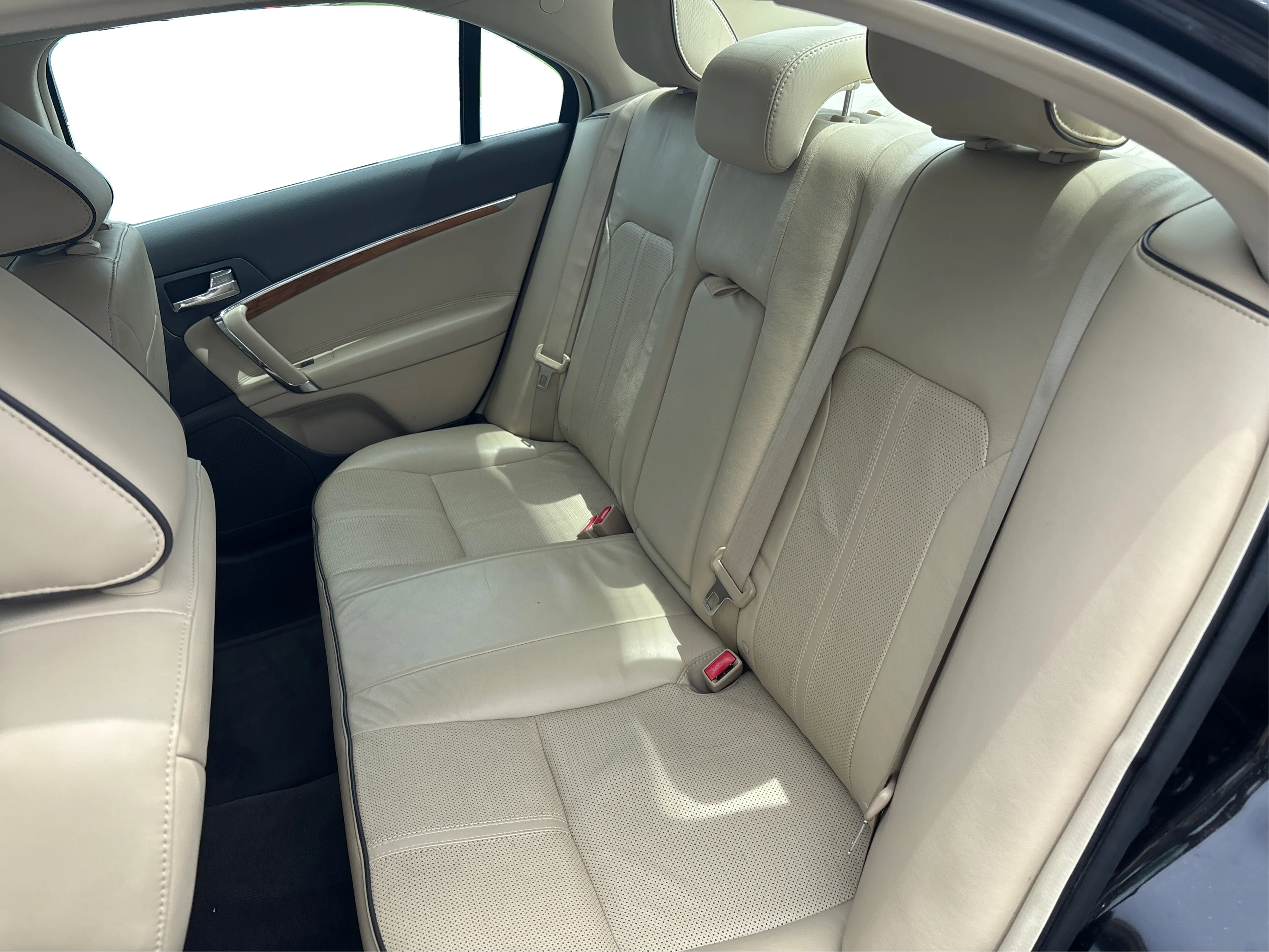 Used 2011 Black Lincoln base image 15