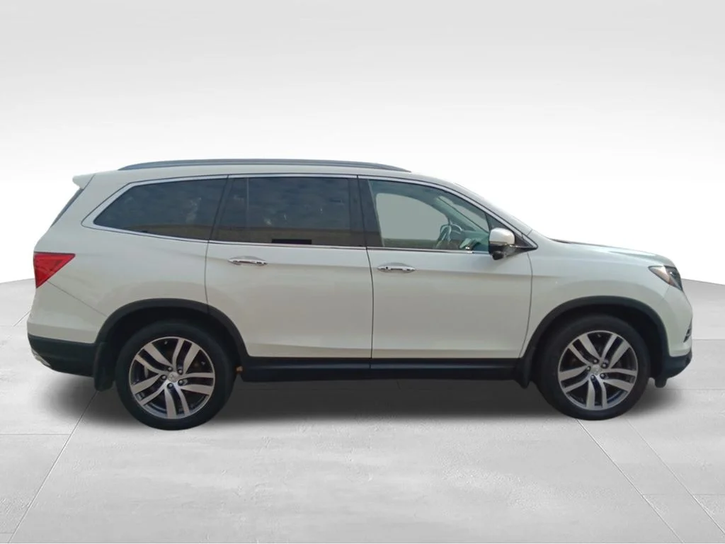 Used 2017 White Diamond Pearl Honda Touring image 8