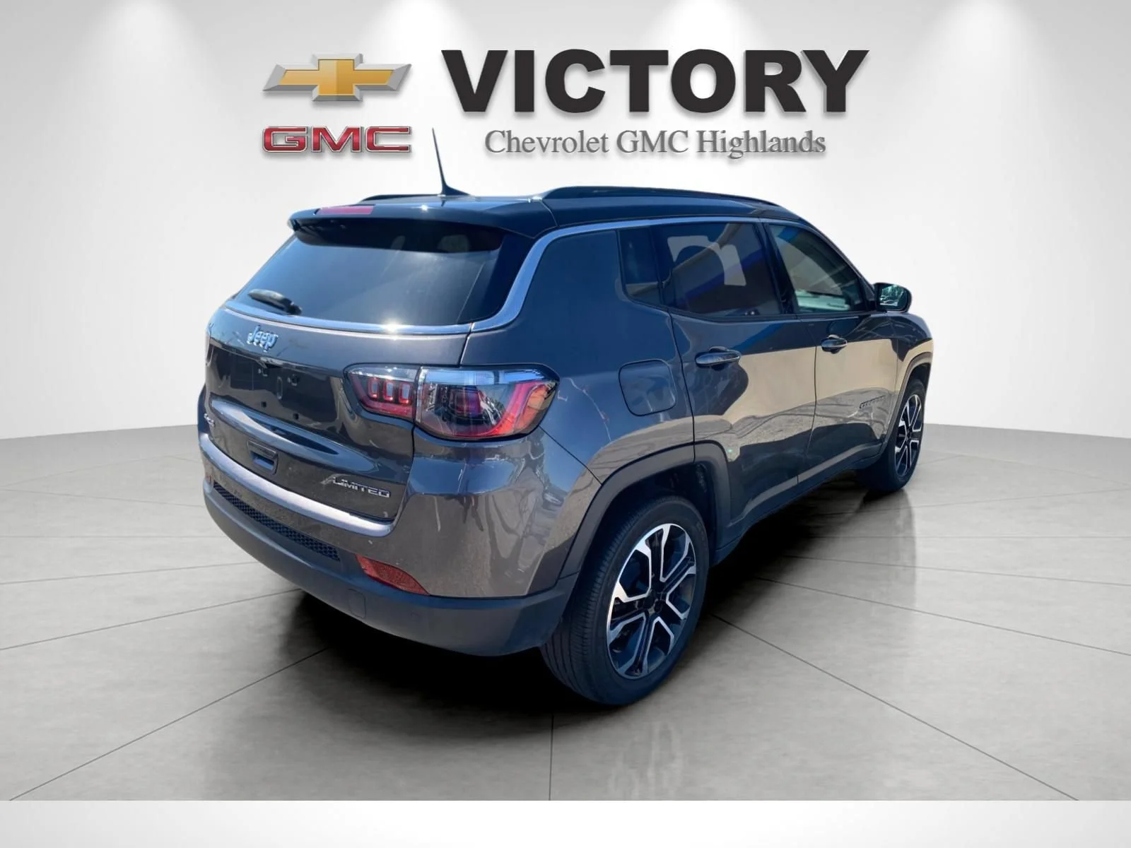 Used 2023 Gray Jeep Limited 4x4 image 3
