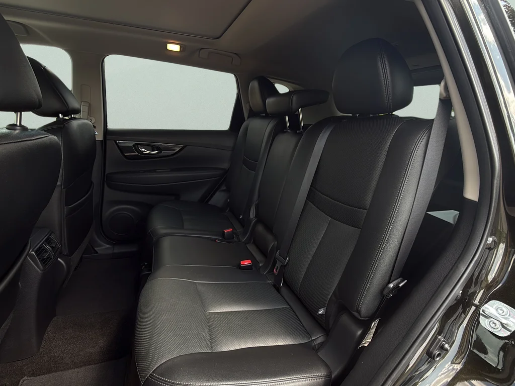 Used 2017 Midnight Jade Nissan SL image 28
