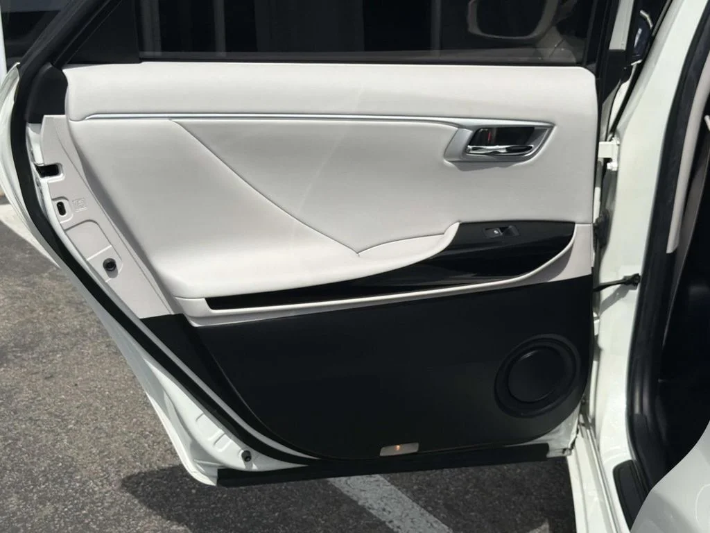 Used 2018 CRYSTAL WHITE Toyota Base image 21