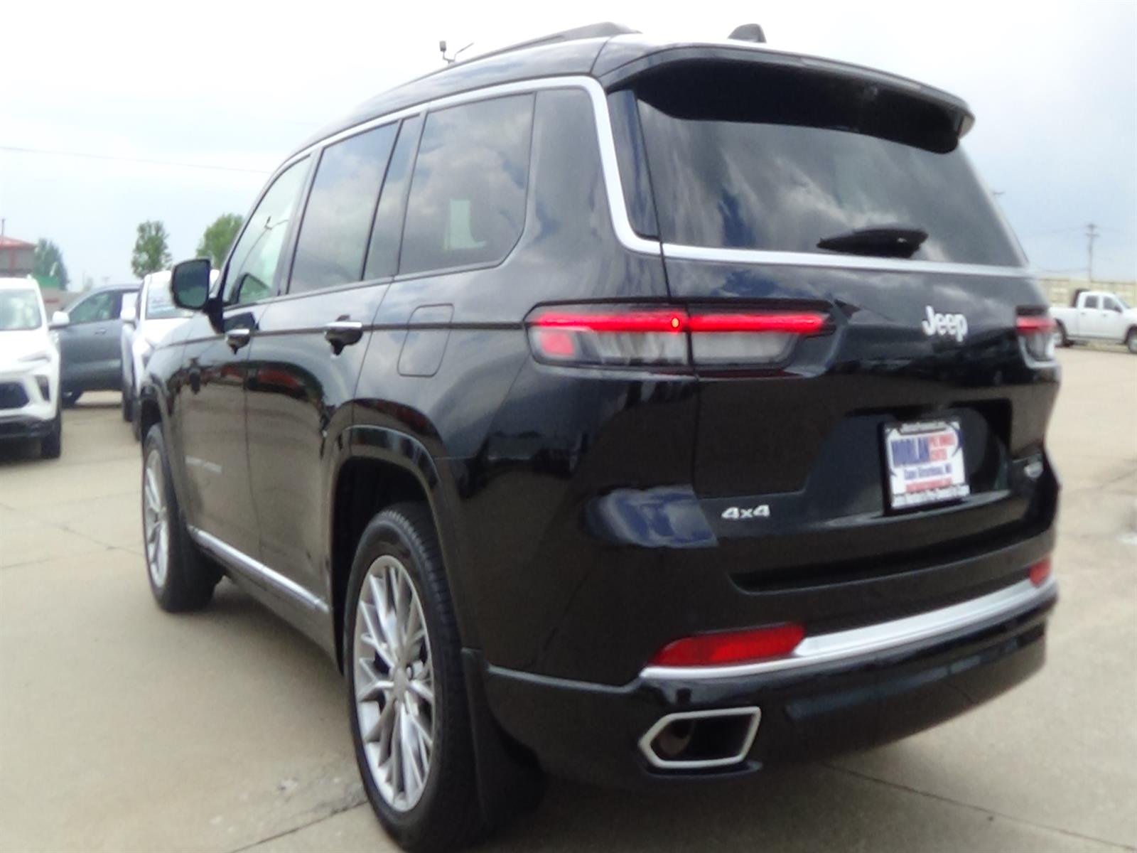 Used 2025 Diamond Black Crystal Pearl Coat (pxj) Jeep Summit image 8