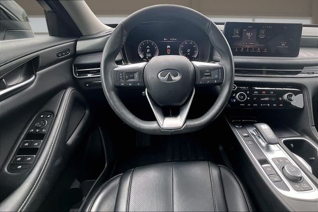 Used 2023 White INFINITI LUXE image 5