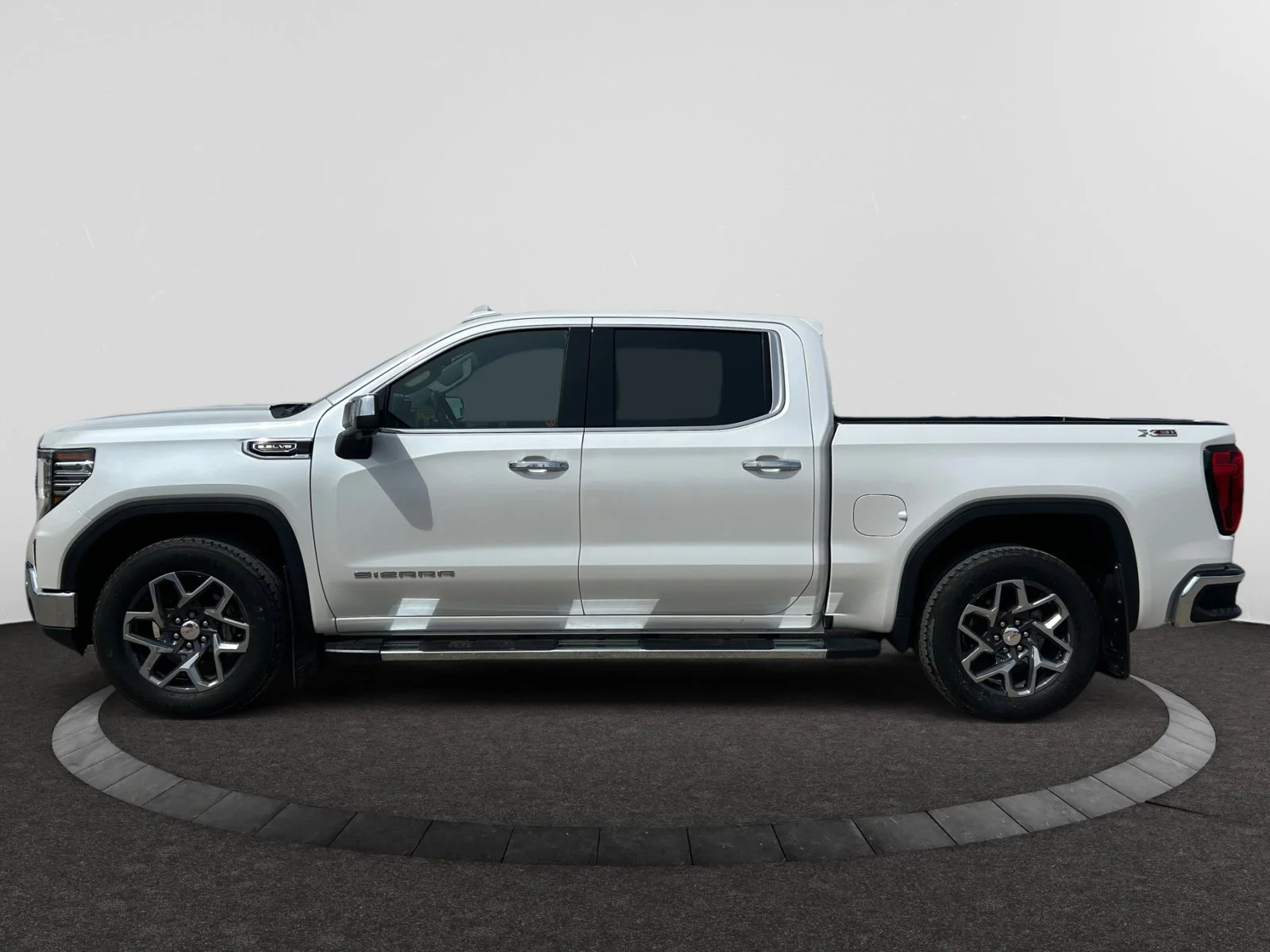 Used 2022 White GMC SLT Crew Cab image 2