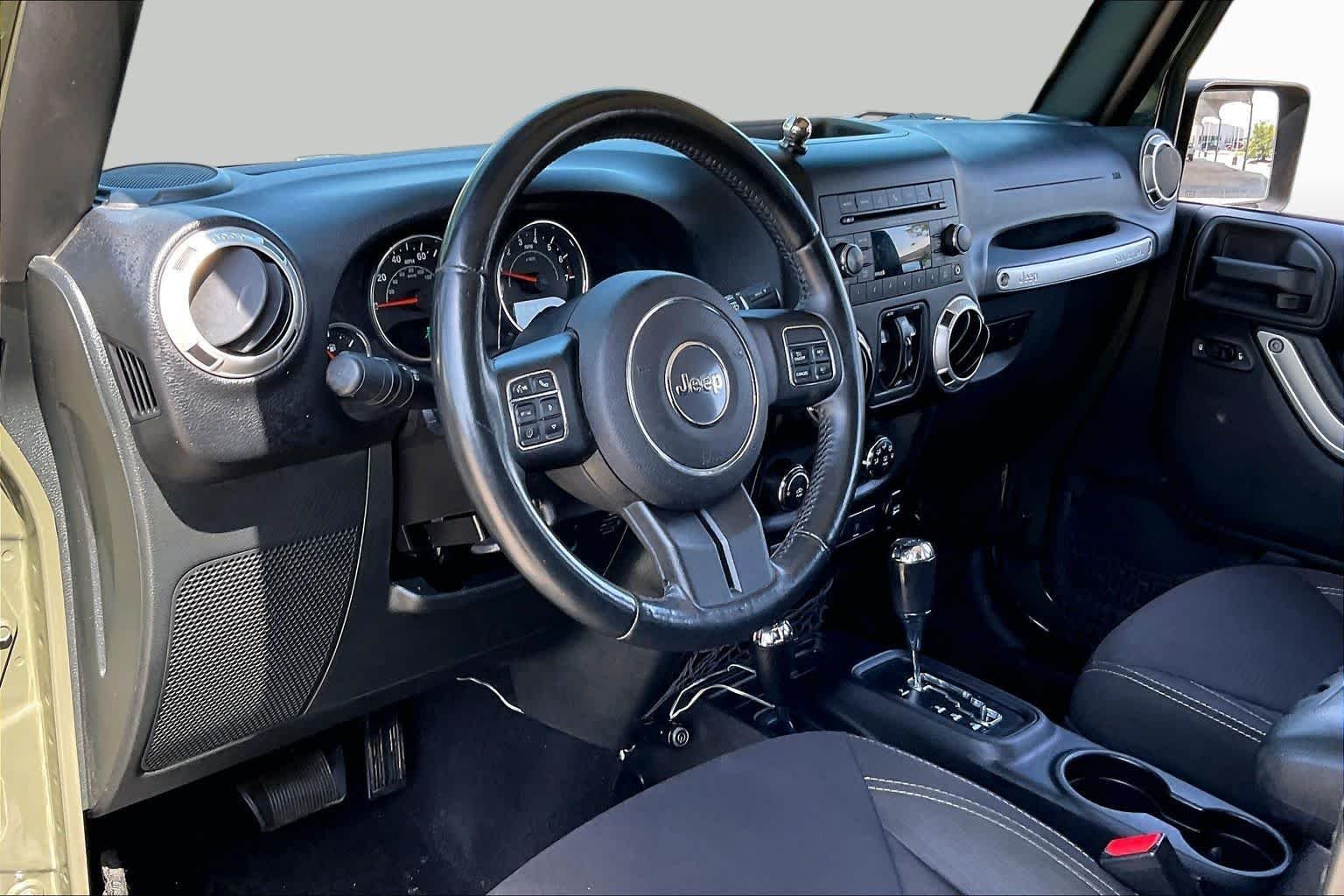 Used 2015 Tank Clearcoat Jeep Sahara image 16